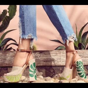 Dolce Vita Plant Print Platforms Size 7